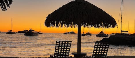 Sur la plage, chaise longue, serviettes de plage