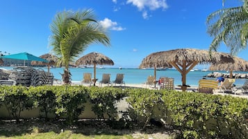 På stranden, liggestole, badehåndklæder