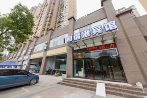A hotel with a modern facade, a visible entrance, and a sign indicating a restaurant inside. - Harmony Harbour Hotel (Sixin Avenue Subway Station Hancheng Garden ) (Wuhan)
