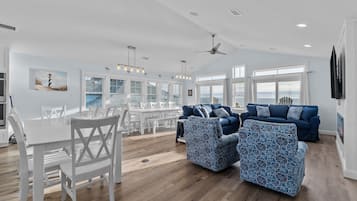 Una Smart TV, una chimenea, videojuegos, un futbolín