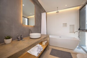 Shower, hair dryer, towels, soap - Brand New House with Pool, Walk to Beach (Playa Grande)