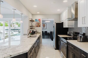 Fridge, microwave, oven, stovetop - Ocean Club Luxury- Great Pool & Jacuzzi -5 Beds by the Beach - Prime Location (Delray Beach)