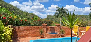 Piscine extérieure, chaises longues
