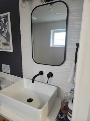 Shower, hair dryer, towels, soap - Cozy Platinum Retreat near NYC/EWR/Major Hospital (Irvington)