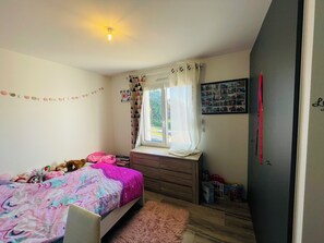 3 bedrooms, iron/ironing board, free WiFi - La Rochelle: New house with swimming pool 10 minutes from the old port, a quiet... (Saint-Xandre)