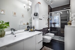 Dusj, hårføner, bidé og håndklær