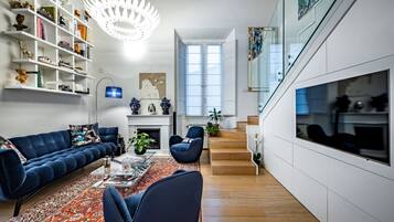 Télévision, cheminée, livres