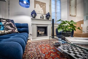 Unclassified image, 5 of 48, button