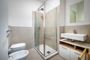 Douche, sèche-cheveux, bidet, serviettes fournies