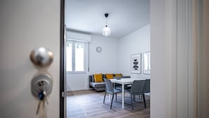 Unclassified image, 3 of 18, button - YID Maroncelli apartment (Firenze)