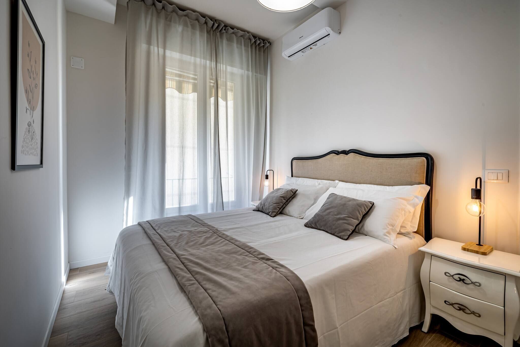 2 habitaciones, tabla de planchar con plancha y cuna de viaje 