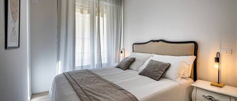 2 habitaciones, tabla de planchar con plancha y cuna de viaje
