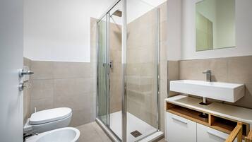 Doccia, set di cortesia gratuito, asciugacapelli, bidet