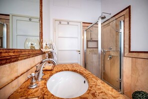 Dusche, Haartrockner, Bidet, Seife