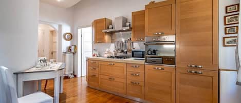 Micro-ondes, four, plaque de cuisson, lave-vaisselle