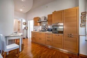 Mikrowelle, Ofen, Herdplatte, Geschirrspüler