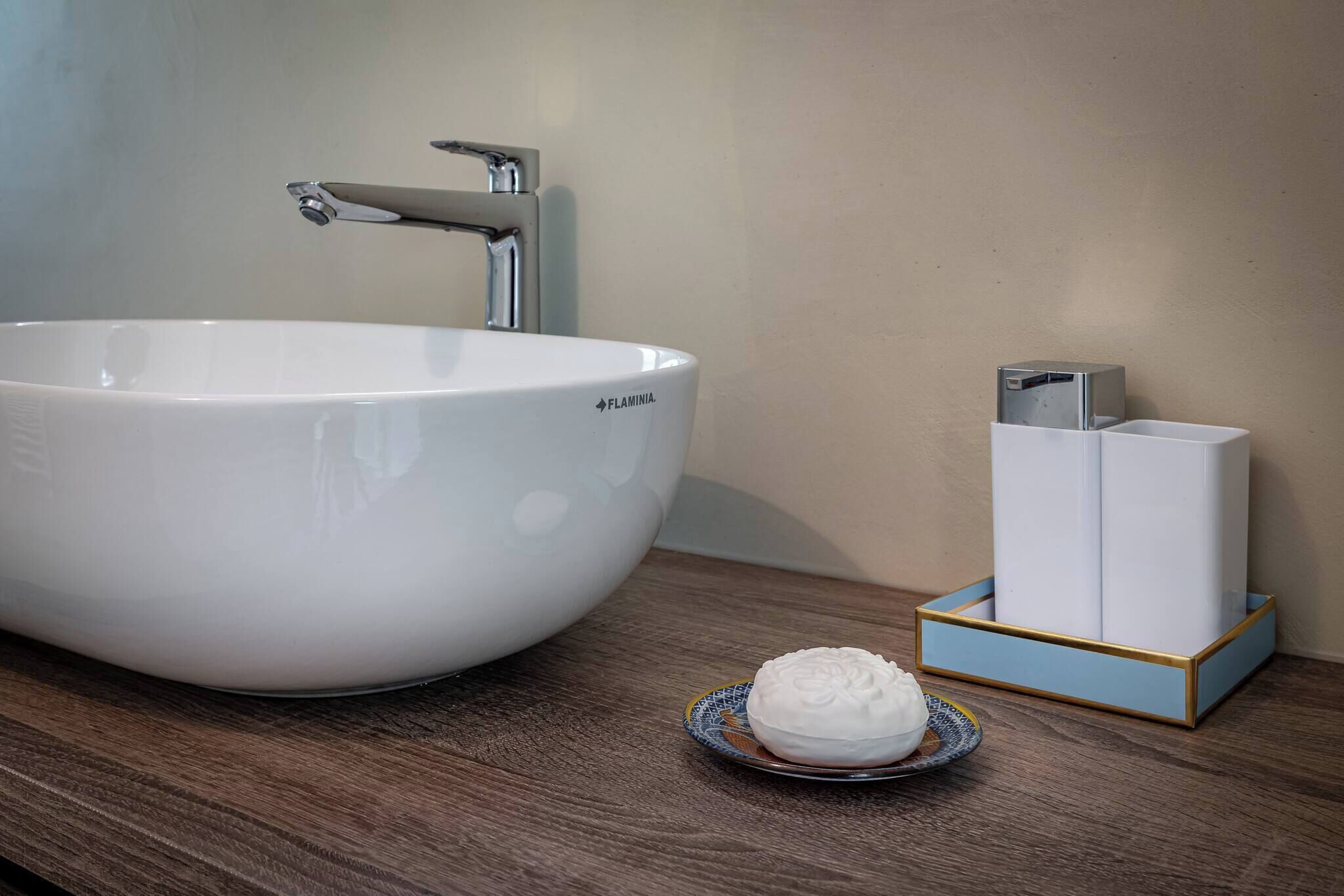 Hiustenkuivaaja, pyyhkeet, saippua, sampoo