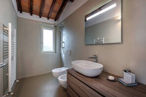 Douche, sèche-cheveux, bidet, savon