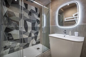 Dutxa, assecador de cabells, bidet i sabó 