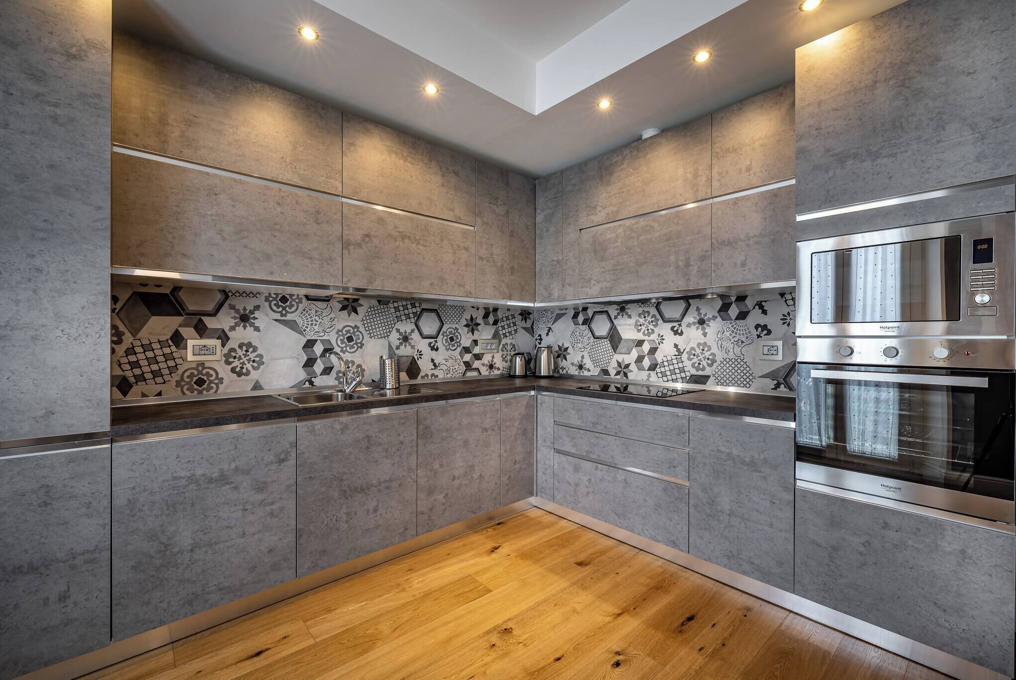 Geladeira, micro-ondas, fogão, cooktop