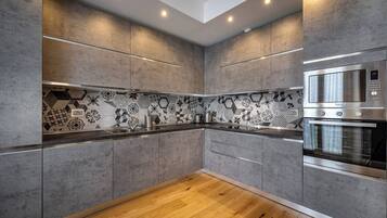 Geladeira, micro-ondas, fogão, cooktop