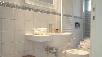 Dusche, Haartrockner, Bidet, Seife