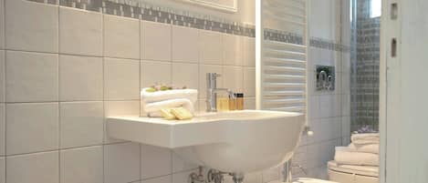 Dusche, Haartrockner, Bidet, Seife