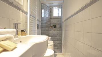 Dusche, Haartrockner, Bidet, HandtĂŒcher