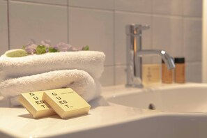 Asciugacapelli, asciugamani, sapone, shampoo