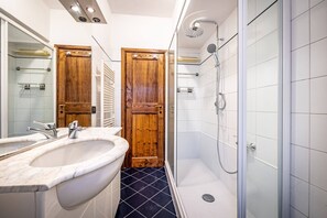 Shower, hair dryer, soap, shampoo - - (FIRENZE)