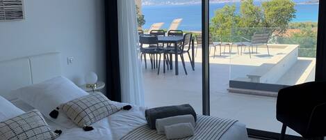 4 chambres, coffre-fort, bureau, fer et planche Ă repasser