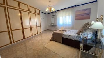 5 bedrooms, iron/ironing board, WiFi, bed sheets