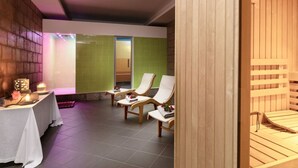 A spa room with wooden chairs, a massage table, and a table with candles and flowers. - Two-room apartment of approximately 42 m2 with air conditioning composed of a living room with TV, foldaway bed and single sofa bed, kitchenette equipped with electric hobs and fridge.Bedroom with double bed, bathroom with shower and hairdryer, shaded ve (Teulada)