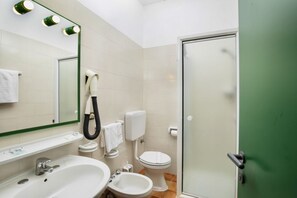A bathroom with a sink, bidet, toilet, and a glass shower enclosure. - Two-room apartment of approximately 42 m2 with air conditioning composed of a living room with TV, foldaway bed and single sofa bed, kitchenette equipped with electric hobs and fridge.Bedroom with double bed, bathroom with shower and hairdryer, shaded ve (Teulada)