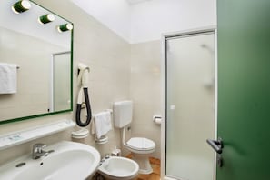 Ducha, secador de pelo, bidé y toallas