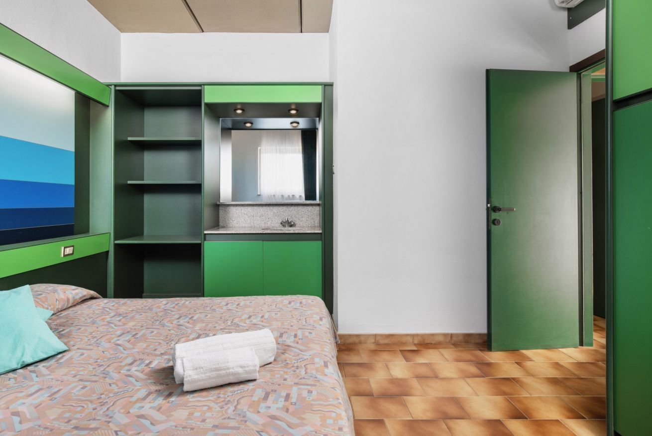 1 bedroom, bed sheets
