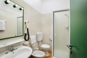 Dusche, Haartrockner, Bidet, Handtücher