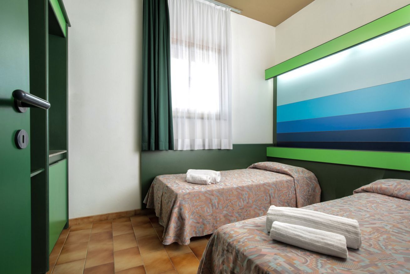 2 bedrooms, travel cot, bed sheets