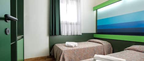 2 bedrooms, travel cot, bed sheets