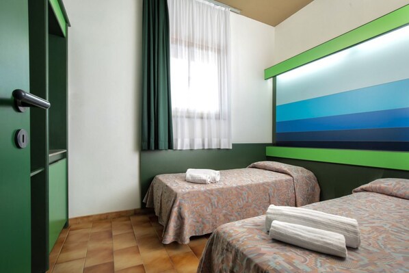 2 habitaciones, cuna de viaje y ropa de cama 