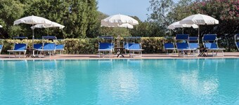 Three-room apartment of approximately 62 m2 with air conditioning on the ground floor consisting of a large living room, kitchenette with electric hobs, fridge and satellite TV.On the first floor we have two double or twin bedrooms with internal sink, ba