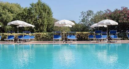 Three-room apartment of approximately 62 m2 with air conditioning on the ground floor consisting of a large living room, kitchenette with electric hobs, fridge and satellite TV.On the first floor we have two double or twin bedrooms with internal sink, ba