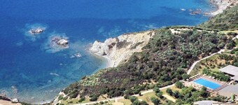 Three-room apartment with sea view of approximately 62 m2 with air conditioning on the ground floor consisting of a large living room, kitchenette with electric hobs, fridge and TV.On the first floor we have two double or twin bedrooms with internal sink