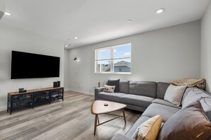 Living area - Modern multi level home in Hollywood w/ views. Built 2021.
2 Bd 2.5 Ba + garage. (Los Angeles)