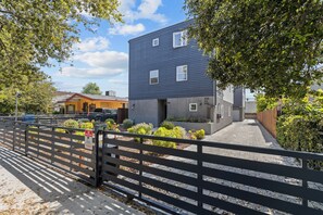 Exterior - Modern multi level home in Hollywood w/ views. Built 2021.
2 Bd 2.5 Ba + garage. (Los Angeles)
