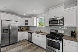 Private kitchen - Modern multi level home in Hollywood w/ views. Built 2021.
2 Bd 2.5 Ba + garage. (Los Angeles)