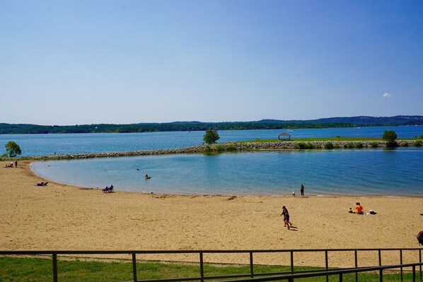 Beach - Cozy Escape in Pointe Royale! Golf View! King Bed! Indoor Pool! Jetted Tub! (Branson)