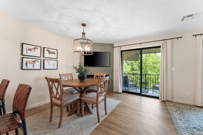 Dining - Cozy Escape in Pointe Royale! Golf View! King Bed! Indoor Pool! Jetted Tub! (Branson)