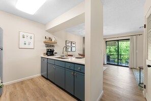 Interior - Cozy Escape in Pointe Royale! Golf View! King Bed! Indoor Pool! Jetted Tub! (Branson)