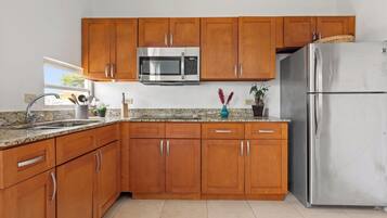 Departamento Confort | Cocina privada | Refrigerador, microondas, lavavajillas y cafetera y tetera